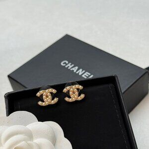 ✨✨✨Authentic Chanel earrings✨✨✨